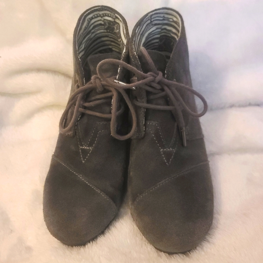 Tom’s Suede Gray lace up Wedges boots booties size 8 1/2 Wide